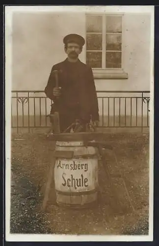 AK Arnsberg / Ruhr, Hausmeister vor der Schule