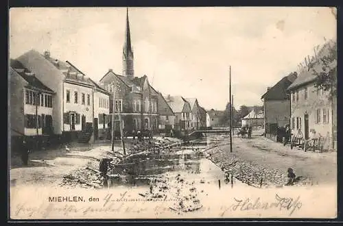 AK Miehlen, Strassenpartie mit Kanal, Brücke und Kirchturm