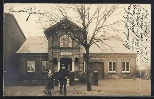 Foto-AK Kropp /Schleswig, Geschäftshaus J. J. Mumm mit Besitzerpaar