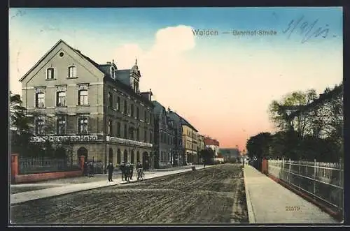 AK Weiden / Oberpfalz, Bahnhof-Strasse mit Gasthof zum weissen Hahn