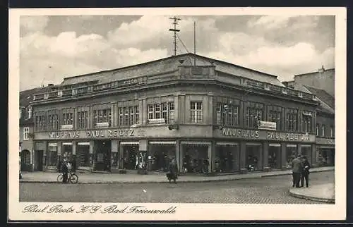 AK Bad Freienwalde, Kaufhaus Paul Reetz K.-G. mit Passanten