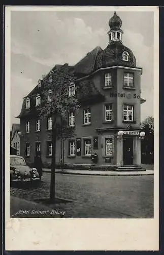 AK Bitburg, Hotel Sonnen mit Strassenpartie und Auto