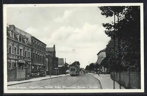 AK Berlin-Rudow, Neuköllner Strasse Ecke Köpenicker Strasse, Schule, Lebensmittelgeschäft und Strassenbahn