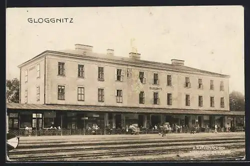 AK Gloggnitz, Bahnhof mit Restaurant und Fahrgästen