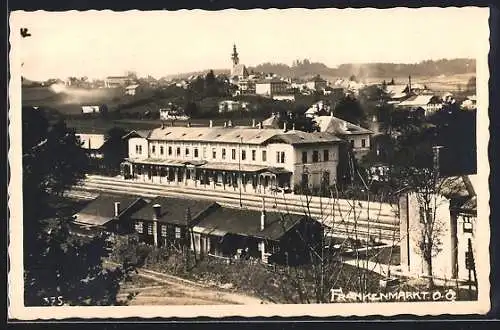 AK Frankenmarkt, Totalansicht aus der Vogelschau mit Blick in den Bahnhof