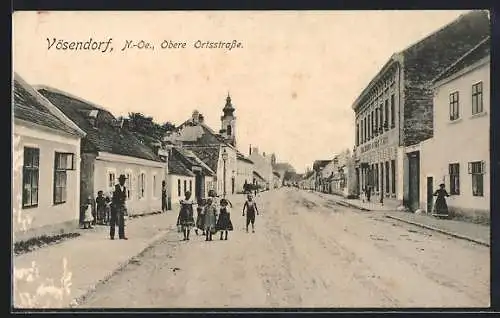 AK Vösendorf /N.-Oe., Gasthaus Gebr. Fengl, Obere Ortsstrasse mit Passanten