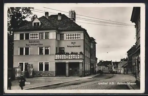 AK Gmünd /N. D., Industrielle Bezirkskommission, Post- und Telegraphenamt, Strassenpartie mit Passanten