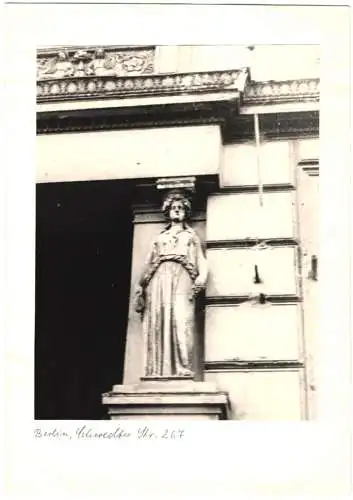 Fotografie F. M. Schimmel, Berlin, Ansicht Berlin, Frauenfigur an dem Eingangsportat Schwedter Strasse 267