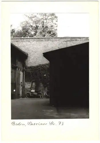 Fotografie F. M. Schimmel, Berlin, Ansicht Berlin, Blick in den Innenhof Choriner Strasse 73 mit Simson Motorrad