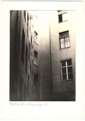 Fotografie F. M. Schimmel, Berlin, Ansicht Berlin, Häuserecke im Innenhof des Weinbergsweg 23, triste Fasade