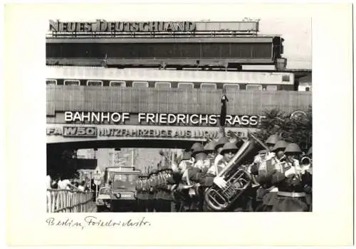 Fotografie F. M. Schimmel, Berlin, Ansicht Berlin, NVA mit Kapelle maschiert am Bahnhof Friedrichstrasse