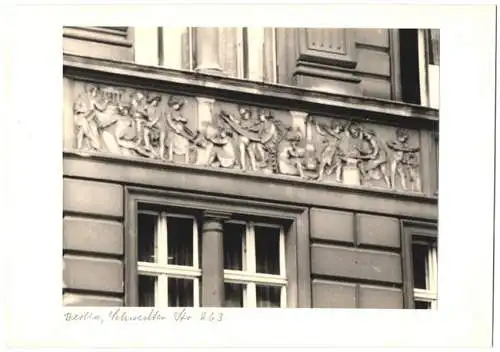 Fotografie F. M. Schimmel, Berlin, Ansicht Berlin, Relief mit Kinderdarstellungen am Haus Schwedter Strasse 263