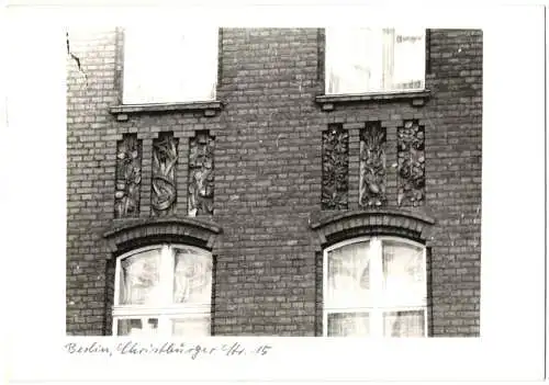 Fotografie F. M. Schimmel, Berlin, Ansicht Berlin, ins Ziegelgemäuer eingefasste Verzierung in der Christburger Str. 15