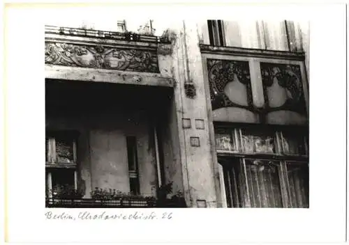 Fotografie F. M. Schimmel, Berlin, Ansicht Berlin, Wandverzierung und Balkon in der Chodowickistrasse 26