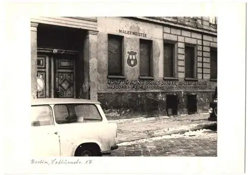 Fotografie F. M. Schimmel, Berlin, Ansicht Berlin, Trabant Trabbi und Hauseingang Lottumstrasse 17