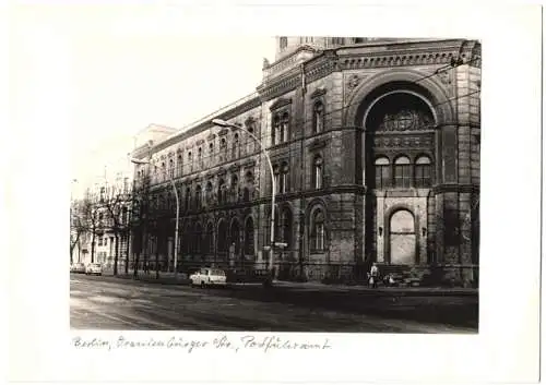 Fotografie F. M. Schimmel, Berlin, Ansicht Berlin, altes Postfuhramt in der Oranienburger Strasse, Trabant