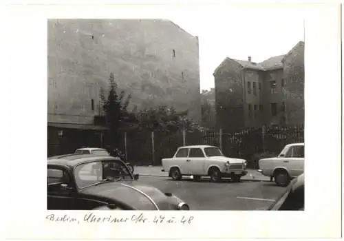 Fotografie F. M. Schimmel, Berlin, Ansicht Berlin, Glatte Hausfasade Chorinerstrasse 42 /48, parkender Trabant, VW Käfer