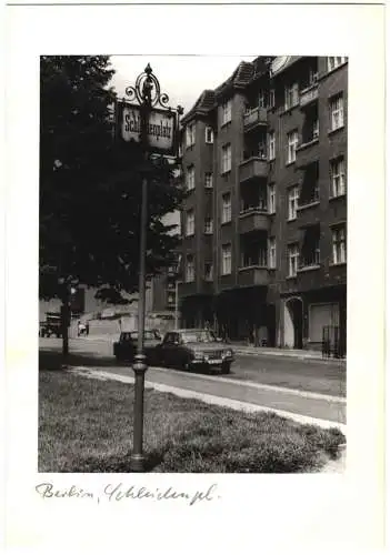 Fotografie F. M. Schimmel, Berlin, Ansicht Berlin, Trabant und Lada am Schleidenplatz, Wohnhaus