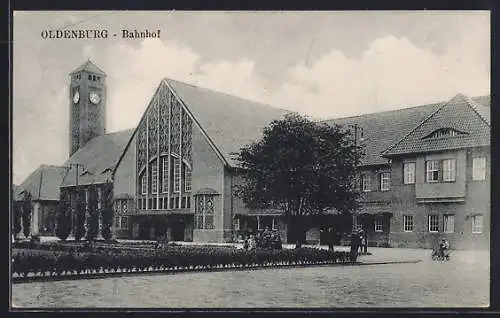 AK Oldenburg / O., Passanten vor dem Bahnhof