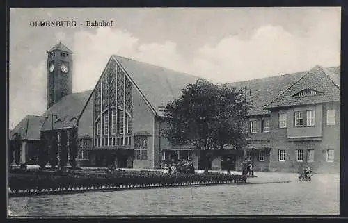 AK Oldenburg / O., Passanten vor dem Bahnhof