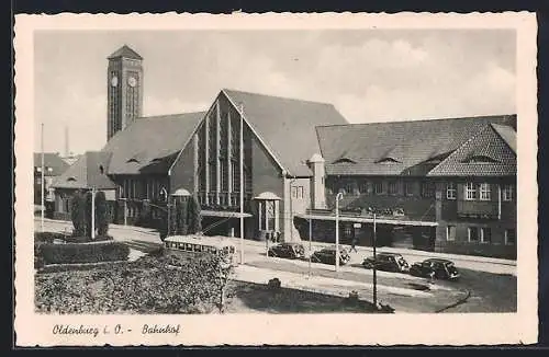 AK Oldenburg / O., Bahnhof mit Autos und Tramm