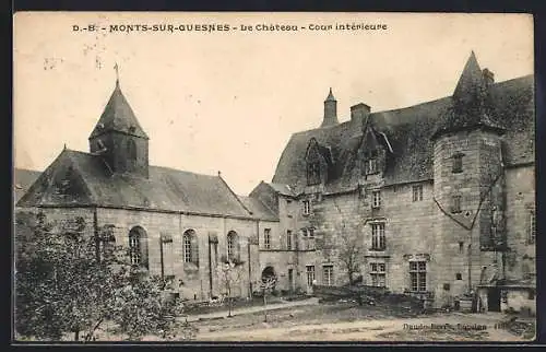 AK Monts-sur-Guesnes, Le Château, Cour intérieure