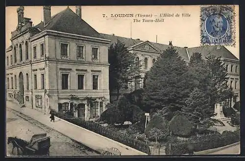 AK Loudun, L`Hôtel de Ville et jardin devant