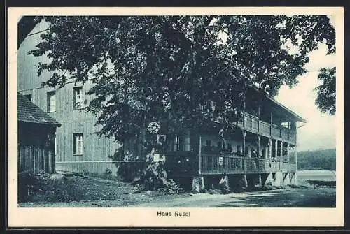 AK Rusel, Gasthof Haus Rusel mit Strassenpartie