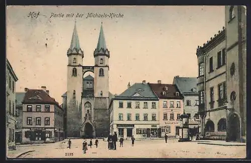 AK Hof / Bayern, Partie mit der Michaels-Kirche, Litfasssäule, Geschäft von Adolf Friedrich