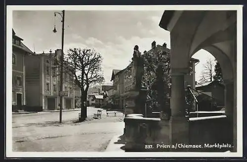 AK Prien a. Chiemsee, Marktplatz mit Brunnen und Schuhwarengeschäft