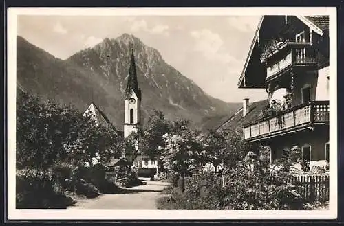 AK Piding, Strassenpartie mit Blick zur Kirche gegen den Hochstaufen