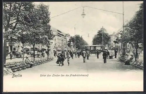 AK Berlin, Unter den Linden an der Friedrichstrasse mit Geschäften und Passanten