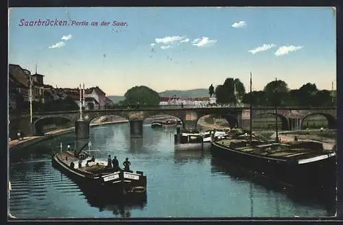 AK Saarbrücken, Partie an der Saar, Lastkähne und Brücke