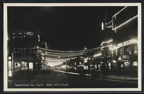 AK Saarbrücken, Illuminierte Strasse bei Nacht