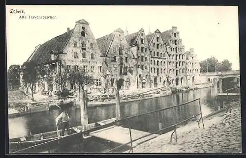 AK Lübeck, Alte Travenspeicher mit Flusspartie