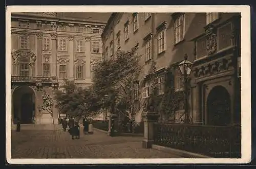 AK Wien, Schweizerhof mit Passanten