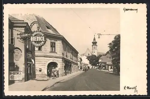 AK Grinzing, Gasthaus Höchster Heuriger, Bes. Karl Hengl mit Strassenpartie und Passanten