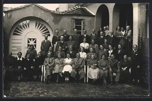 Foto-AK Bad Schallerbach /O.-D., Kurheim II, Gruppenfoto im Innenhof