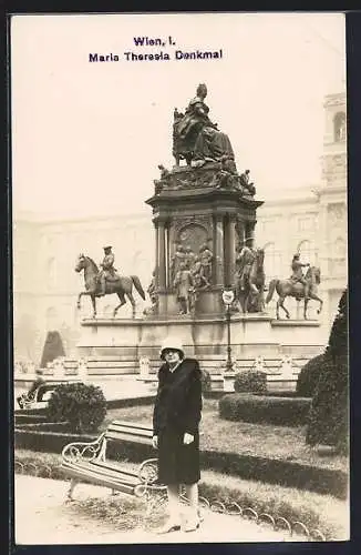 Foto-AK Wien, Dame vor dem Maria Theresia-Denkmal