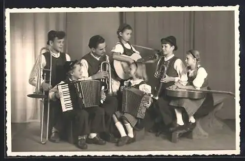 AK Reutte / Tirol, Die Engelkinder mit ihrem Vater Fritz Engel und ihren Instrumenten, Trachtenkapelle