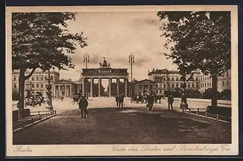 AK Berlin, Brandenburger Tor mit Passanten