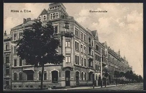 AK Riesa a. Elbe, Bismarckstrasse mit Colonialwaren-Handlung