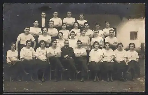 Foto-AK Guntersdorf, Deutscher Turnverein, Turner mit en an ihren Leibchen