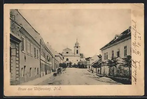 AK Wilfersdorf /N. Ö., Strassenpartie mit Blick zur Kirche