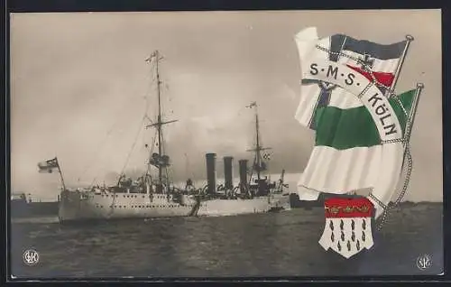 AK Kriegsschiff S.M.S. Köln nahe einer Ortschaft vor Anker liegend, Reichskriegsflagge