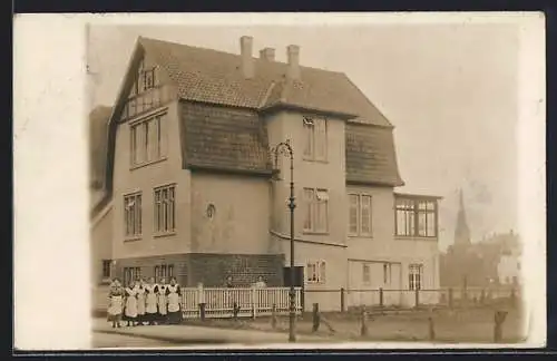 Foto-AK Bremen, Gruppenaufnahme von Frauen vor der Haushaltungsschule 1913