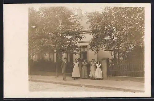 Foto-AK Hemelingen, Gruppenaufnahme vor dem Bürgerhaus Badenhof