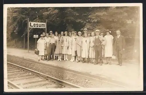 Foto-AK Lesum, Reisegruppe auf dem Bahnsteig des Bahnhofes