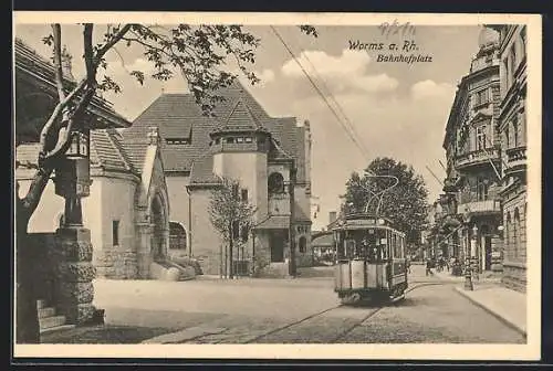 AK Worms a. Rh., Bahnhofplatz mit Strassenbahn