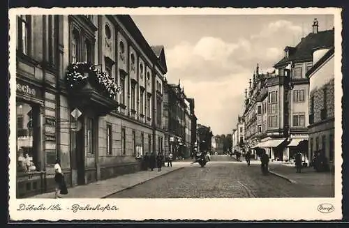 AK Döbeln /Sa., Strassenpartie mit Weinhandlung und Modegeschäft